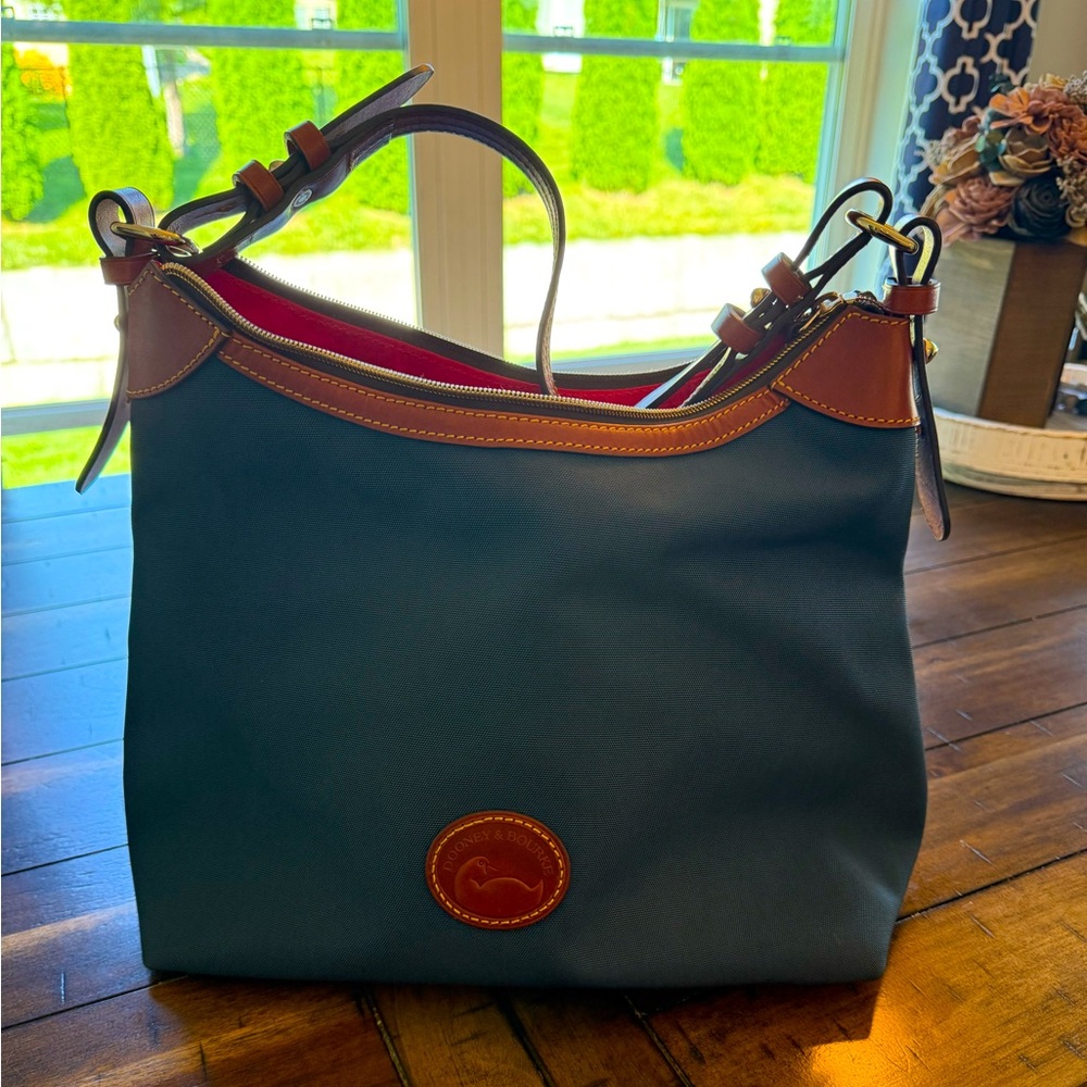 Dooney & Bourke. Stylish Navy and Tan Women's Bag